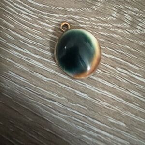 Operculum pendant in unknown metal